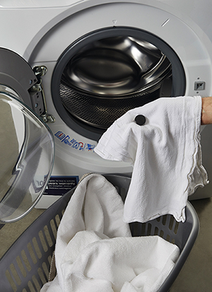 En temperatursensor placeras i tvätten. Foto: SLG