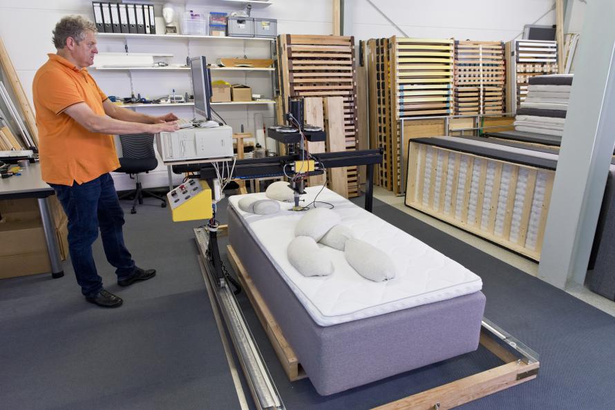 Laboratoriet mäter hur bra madrassen låter axeln sjunka ner i sidoläge. Foto: Tobias Meyer