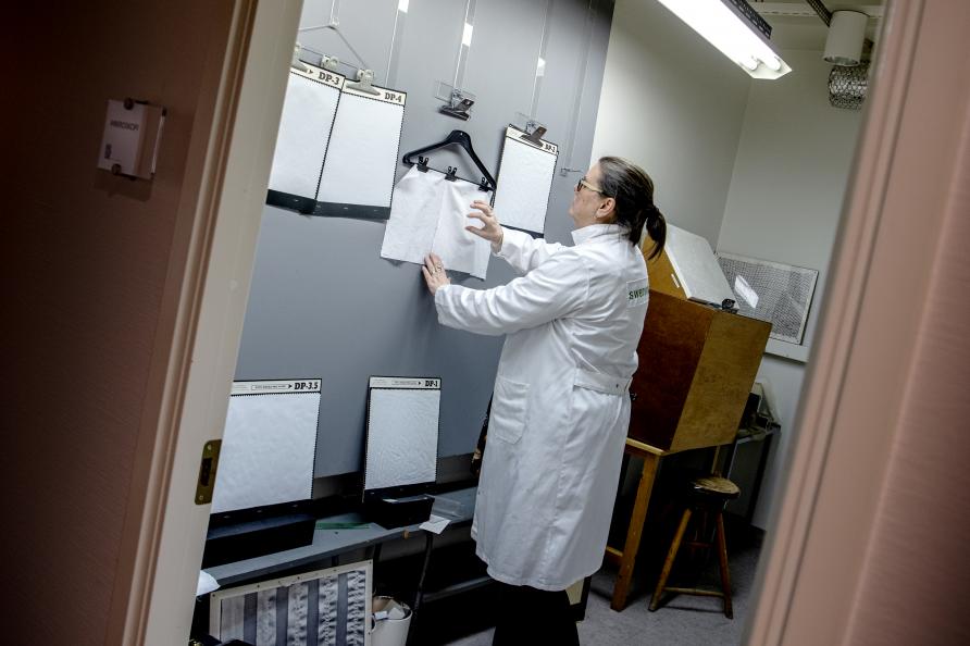 Laboratoriet bedömer strykresultatet på prover av bomull och viskos. Foto: Anna Sigge