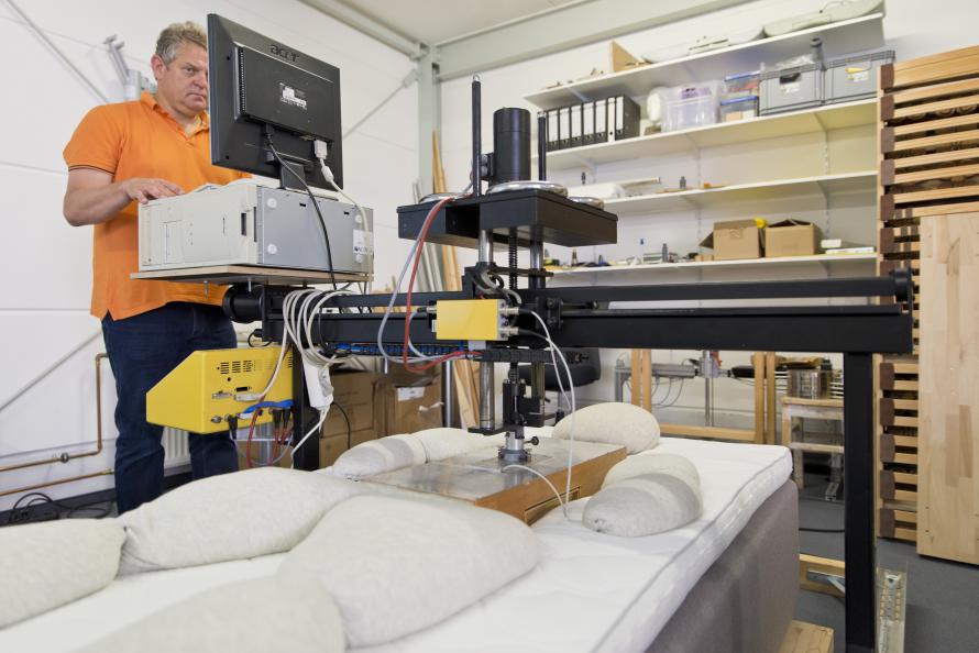 Laboratoriet mäter hur bra madrassen ger stöd för svanken i ryggläge: Foto: Tobias Meyer