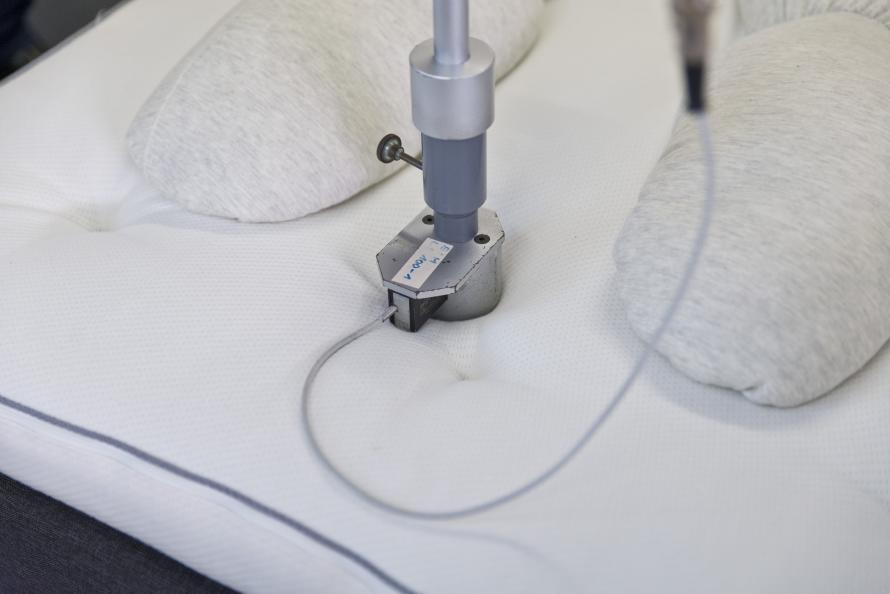 Laboratoriet mäter hur bra madrassen tryckavlastar för hälarna. Foto: Tobias Meyer