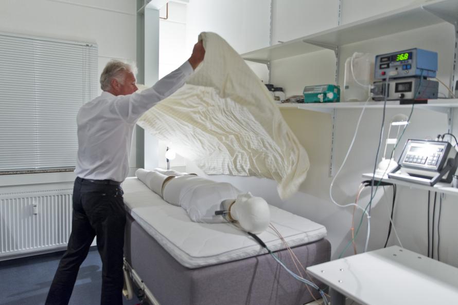 Sängens andningsförmåga mäts under 7 timmar med hjälp av en torso som avger fukt likt människoroppen. Foto Tobias Meyer