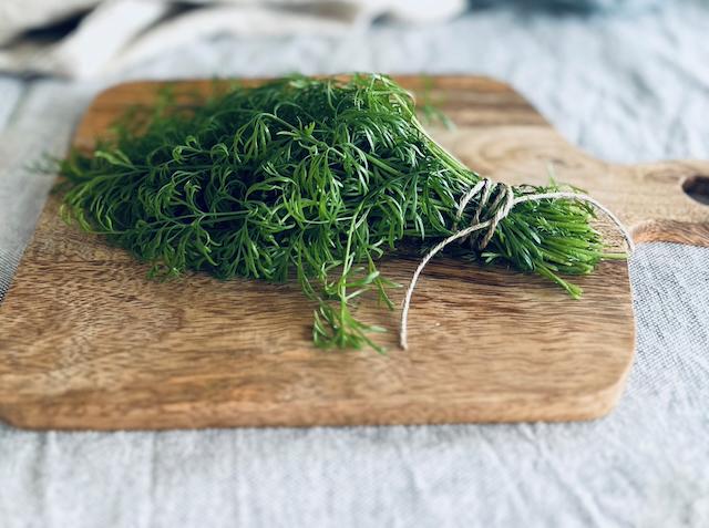 Dill på skärbräda. Bild: Charlotta Norlén