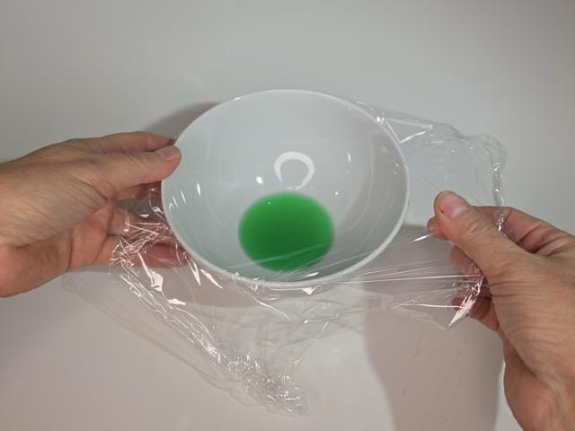 3.	Vidhäftning: Plastfolierna fäster generellt bäst på keramik. Foto: Testfakta
