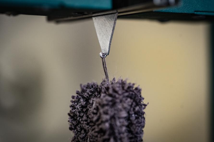 Trådöglornas hållfasthet testas genom att en maskin drar ut en ögla och mäter kraften som krävs för att dra ut en trådände. Foto: Peter Jülich. 