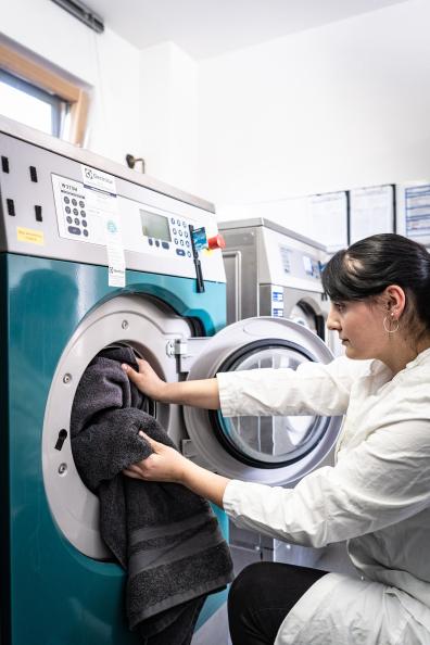 Handdukarna tvättades i 60°C och torktumlades vid max 80°C enligt teststandard. Inget sköljmedel tillsattes. Foto: Peter Jülich.