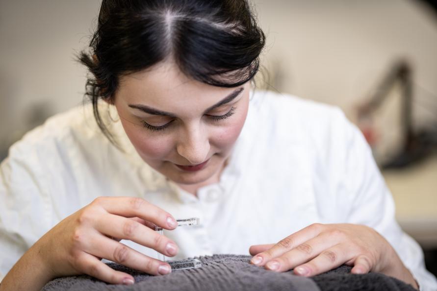 Laboratoriet inspekterar handdukens yta med hjälp av en trådräknare. Foto: Peter Jülich.