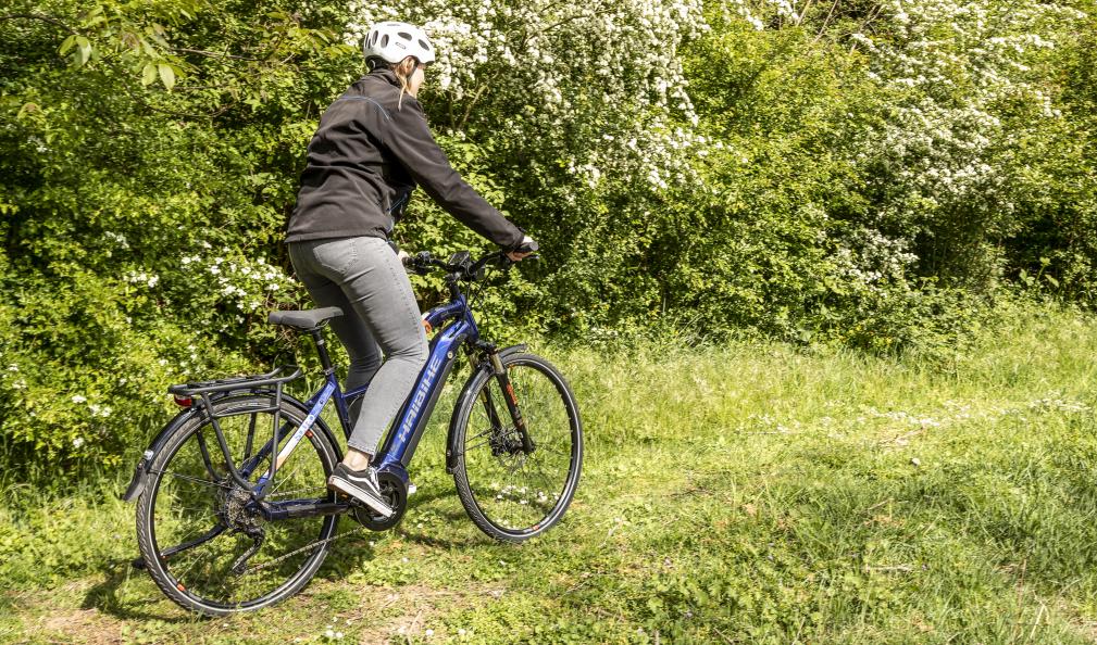 Linda Maier, kvalitetsansvarig på velotech.de, testar elcyklarnas köregenskaper vid lätt uppförsbacke. Foto: Stefan Ernst.