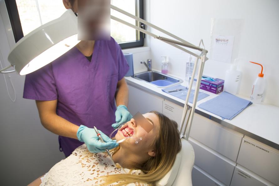 Tandläkaren undersökte mängden plack och tandköttets kondition både före och efter 28 dagars borstning. Foto: Matthieu Colin