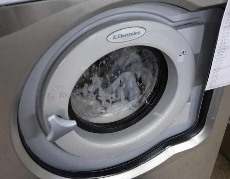 Mattor med laminerad yta tvättas 10 gånger för att testa tålighet för tvätt i maskin. Foto: Anna Sigge